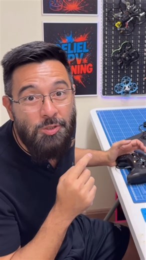 ELIEL OUGUCIKU | Instrutor de drone FPV on Instagram: "🎮🚁 Quer evoluir no FPV sem quebrar drone? Então você PRECISA treinar no simulador! Hoje os simuladores de drone FPV são ferramentas essenciais para quem quer aprender, ganhar consistência e evoluir no freestyle, racing ou cinematic. 🔥 Liftoff FPV Um dos mais populares do mercado. Física realista, pistas de corrida, mapas freestyle e ótima compatibilidade com rádios. Ideal para quem quer base sólida. ⚡ VelociDrone Focado em racing FPV, com