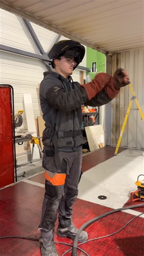 Hola Padel Saint Medard on Instagram: "🔥Il se passe un truc de fou à Blanquefort ! 🚧 On ne fait pas les choses à moitié : notre future Bodega est en train de sortir de terre (ou plutôt de containers) ! 🏗️✨ Pour transformer ce rêve en réalité, on a laissé les clés à la team Kubeko. Et franchement ? C’est des machines ! 💪 • Le concept est fou : 7 containers, un rooftop de zinzin, un bar et une terrasse... Le tout avec un look ultra novateur. 🏗️🔥 • Une équipe de feu : Ils sont jeunes, ils son