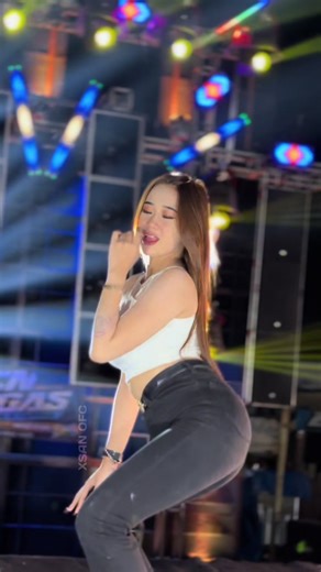 Dancer Karnaval: Eve's Energetic Performance