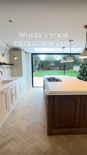 Nisha | Interiors & DIY Projects on Instagram: "Have had so many questions on where our extractor fan is - well we decided to put in a bathroom style ceiling fan over a traditional hood, as the hob is on the island so I didn’t want a bulky extractor, plus I’m just not a fan of them over an island. No pun intended🙈 We didn’t actually use the last one we had, I just opened the window instead. We have huge sliders now so if I need extra ventilation I just slightly open one and we’ve had no issues