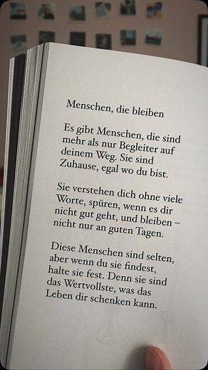 63K views · 1.4K reactions | Es gibt Menschen, die an deiner Seite bleiben, egal ob es dir gut oder schlecht geht. Sie spüren dich, verstehen dich ohne viele Worte – sie sind dein sicherer Ort. Genau diese Menschen sind das wertvollste Geschenk im Leben. Halte sie fest. Mein Buch  „Einzigartig & unperfekt“ findest du über den Link in meiner Bio. @herz.note #einzigartigundunperfekt #wahreverbindung #freundschaft #zuhause #glücklichsein | herz.note | Facebook