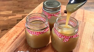 Découvrez comment réaliser un Caramel à l'Érable et Fleur de Sel Maison et Simple à faire😋🍁 Ingrédients : -1 tasse de Sucre -3 c. à soupe d’Eau -2/3 tasse de Sirop d’Érable -1/2 tasse de Crème à cuisson, chaude -3 c. à soupe de Beurre -1/2 c. à thé de Fleur de sel Instructions : 1-Dans un chaudron, cuire le sucre dans l’eau jusqu’à l’obtention d’une couleur doré. Ne pas brasser. 2-Ajouter le sirop d’érable et faire cuire quelques minutes jusqu’à ce que le mélange soit homogène. 3-Retirer le ch