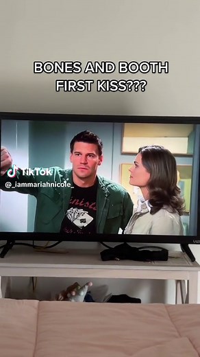 Booth and Bones First Kiss - The Queen of Bones' Moment