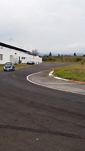 49K views · 2.9K reactions | La parte más complicada de las curvas… #coche #auto #car #aprender #clase #cars #tutorial #autos #coches #manejar #curva #carretera #seguridad | Velocidad Total | Facebook