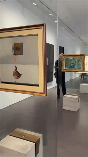 Three must-visit museums for students in Dublin! 🖼️✨ 🎨 Irish Museum of Modern Art (IMMA): Fall in love with Irish art through their captivating exhibitions. 📍Next to Heuston Station 🖼 National Gallery of Ireland: Not only can you see classics from Van Gogh and Monet, but the gallery itself is a piece of art. 📍Next to Merrion Square 💂 National Museum of Ireland: Dive into the history of Ireland, from the clothes that the Irish wore to the wars that they fought. 📍Stoneybatter | Trinity Coll