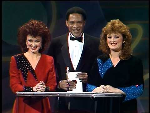 Anne Murray Wins Country Video Single Award-AMA 1985
