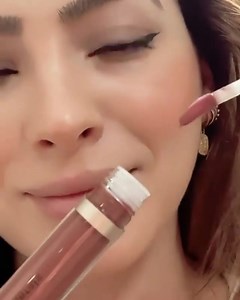 Glossy Perfektion mit Balm-Komfort. 💞 Mit unserem #MINERALIST Lip Gloss-Balm. #barebeauties @andreeagaul Shade: Sincerity #cleanbeauty #glossbalm #veganlipgloss #bareminerals | bareMinerals