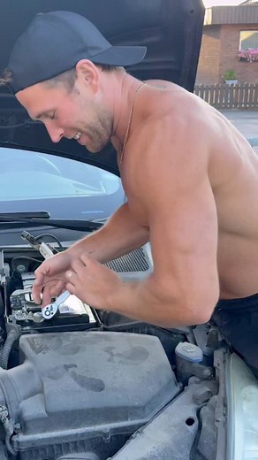 Need tips? Hit up Mulle Meck 💁🏼‍♂️ Just kidding — first time I ever changed a car battery myself. 😂✌🏻#dadbod #cars #volvo | Linus Werneman