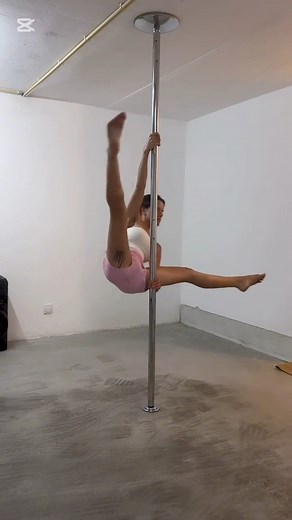 Got my pole back.. haven’t done it in 9 months, also a bit slippery as I moisturised today 😅but still got it 💪🏼✨ | Stacey Carlaa McGilchrist