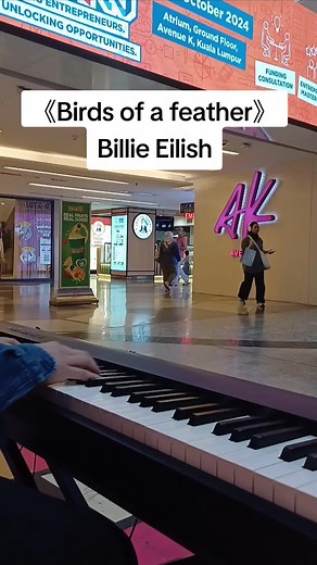 A stranger just pass by and sang this song😆 . . . . . . . . #birdsofafeather #billieeilish #pianocover #pianoimprovisation #poppiano #streetpiano #publicpiano