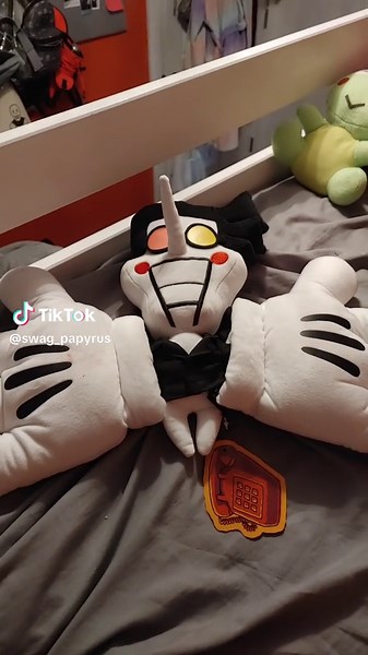 live footage of spamton having Mickey Mouse hands before being thrown into a goddamn wall (I'm going insane) - #spamton #spamtonplush #spamtondeltarune #deltarune #bigshot #walls #death #throwing #ragdoll