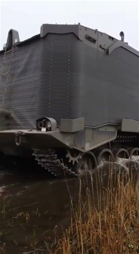 STRV 103 D Uses a flotation screen to cross lakes