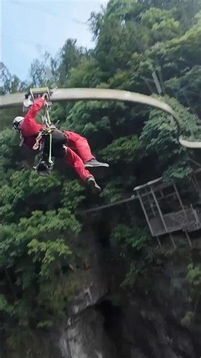 High-altitude slide across Hou’er Tiankeng in China’s Guizhou