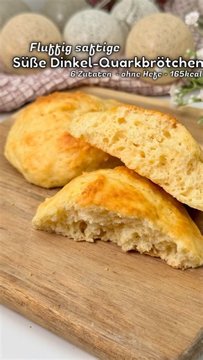 Sabi | Gesunde Rezepte | zuckerfrei backen | Fitfood on Instagram: "Wer Brauch bei so ner Konsistenz und saftigkeit schon Belag?! Die Teile sind pur schon der Hammer 🤩 genau wie die Werte 🤫⬇️ SÜSSE DINKEL QUARK BRÖTCHEN ✅ohne Zuckerzusatz, ohne Proteinpulver & ohne Hefe ✅proteinreich, nährstoffreich & sättigend ✅schnell, einfach & unkompliziert Pro Stück: 165kcal & 10g Protein *** Werbung *** Für 6 Stück: 200g Dinkelmehl 150g Quark 5g Backpulver 2 Eier Prise Salz Süße nach Wahl (hier 15 Tropfe