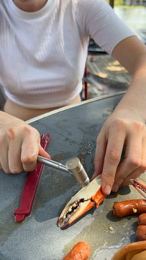 Eating Louisiana blue crab claws the easy way! | Anna The Archer