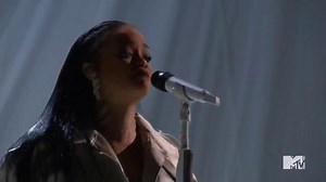 Rihanna Performs ‘Love on the Brain’ at the 2016 VMAs
