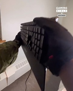 Reloading everyday objects will never not be hilarious 💀 | GAMINGbible