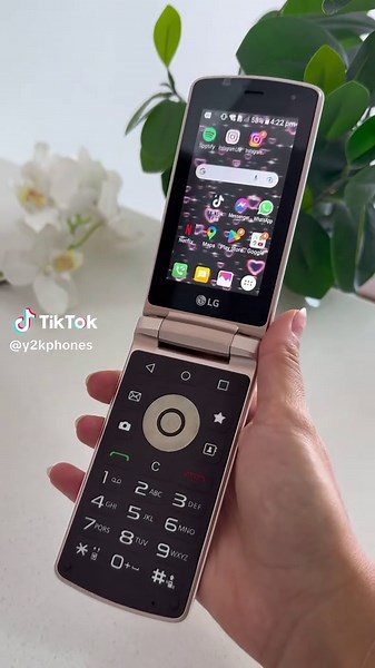 Take a look at the LG Smart Folder X100S ⚡️ Available with 10% off and FREE Worldwide Shipping on our website, link us in our bio 🌎 #y2kphones #flipphone #kawaiiaesthetic #koreanstyle #dumbphone #lg #lgsmartfolder #retrostyle