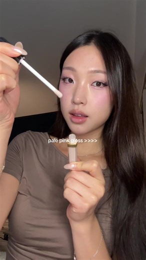 This @chanel.beauty Rogue Coco Gloss in the ICING color has me in a chokehold 💓 It really makes the lipliner color POP while adding a subtle icy pink color. #makeup #makeuphacks #beauty #beautytips #lipgloss