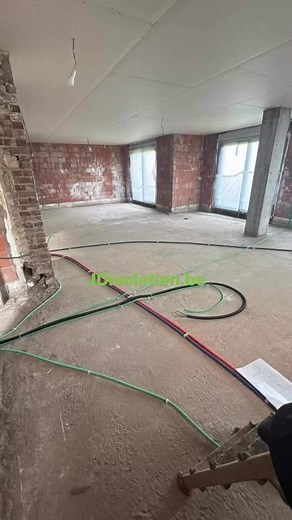 Avant et après intervention. 10cm d’isolation projetée rabotée pour chauffage sol et 8cm de chape traditionnel. #jdisolation #chauffagesol #sol JDisolation.be | JD Isolation