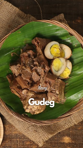 Gudeg Mau coba masak gudeg sendiri di rumah? Yuk, ikuti resep mudah ini! Rasanya mirip gudeg asli Jogja, manis, gurih, dan kaya rempah. Selamat mencoba!🤩 Bahan Utama: 500 gr nangka muda, potong-potong 5 buah telur ayam rebus 4 potong tahu putih, belah 2 100 gr gula aren 1 sdm garam 1 sdt gula pasir 250 ml santan 250 ml air 2 batang serai, geprek 6 cm lengkuas, geprek 4 kantong teh celup, rebus dengan 100 ml air Bumbu Halus: 8 siung bawang merah 4 siung bawang putih 3 butir kemiri 1 sdm ketumbar