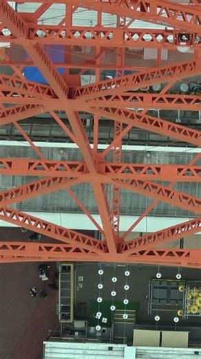 東京タワーの真下を行き交う人たちが見えるガラス貼りの床「スカイウォークウィンドウ」からの景色