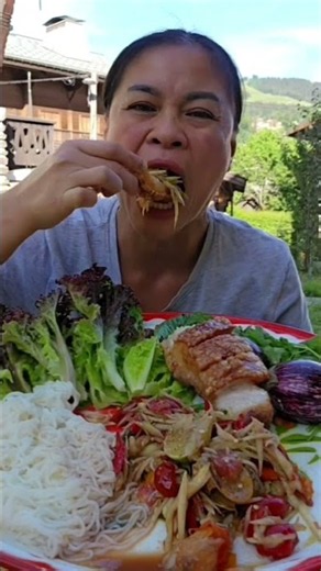 #หมูกรอบ #ส้มตำ #กินโชว์ #eating #food #mukbang