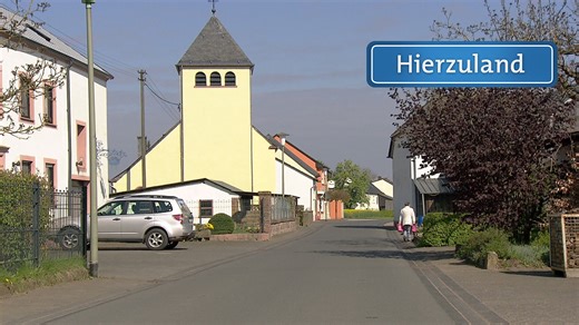 Die Hauptstraße in Hosten