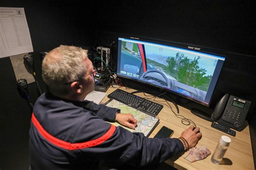 Vidéo. Dans le Lot-et-Garonne, des pompiers venus de toute la France se forment aux feux de forêt sur un simulateur dernier cri
