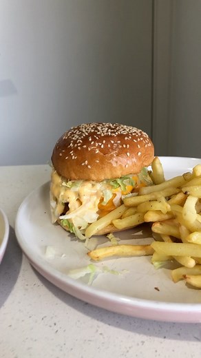 19K views · 88 reactions | Who needs a drive-thru when you can make your own Big Macs at home?  This Mum-Donald’s dinner hit the spot without breaking the bank and my taste buds are lovin’ it!  #BigMac #MumDonalds #kidfriendlybaking #dinnerplanner #ingredientshousehold #feedingthefamily #budgetfriendly #easydinner #HomeCooking #relateablemum | Eisha-Marie Eisel | Facebook