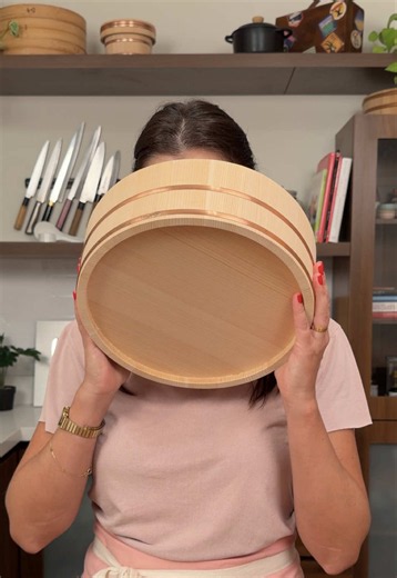 Quem é que começa a fazer bolo em casa comprando uma batedeira logo de cara? Bem, eu nem batedeira tenho e faço bolo o tempo todo pras crianças 🤭. Com o sushi não é diferente. Com certeza você já tem em casa todos os utensílios necessários pra começar. Posso ser sincera? O que te falta mesmo é confiança 🫣. Imagino que você tenha medo de estragar o arroz ou de cortar o peixe errado — os mesmos medos que eu tinha. Mas isso é absolutamente normal. E vou te contar: não tem nada a ver com os utensí