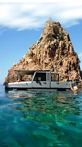 | RMA Amphi-Ranger 2800 SR Prodotta tra il 1985 e il 1995 dalla tedesca RMA — Rheinauer Maschinen und Armarturenbau — l’Amphi-Ranger è un raro veicolo anfibio professionale a trazione integrale permanente. Un mezzo davvero specialistico. Nasce inizialmente con un motore Ford V6 2.8 litri a carburatori, abbinato a un cambio manuale cinque rapporti — con riduttore — e differenziali di origine Fiat; successivamente venne reso disponibile anche con motori 2.9 e — su richiesta — anche 4.0 litri, entr