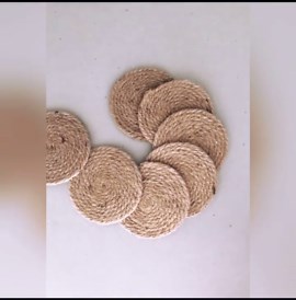 Easy basket wall decor using placemats and coasters