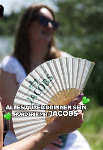 Dieses Jahr geht’s mehr raus: Lieblingsperson schnappen, Camping-Equipment einpacken und mit deinen Jacobs 3in1 einen kleinen Kurzurlaub in der Natur genießen. 💚🌿 #jacobs #jacobskaffee #vanlife #camping #roadtrip