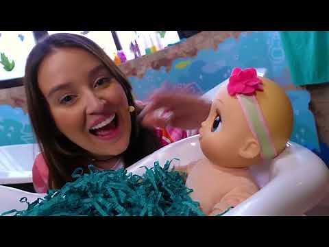 Um banho com brinquedos para a boneca! Historinha infantil