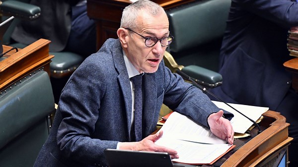 Réforme des mutualités : le ministre Vandenbroucke présente son plan et ça déménage - RTBF Actus