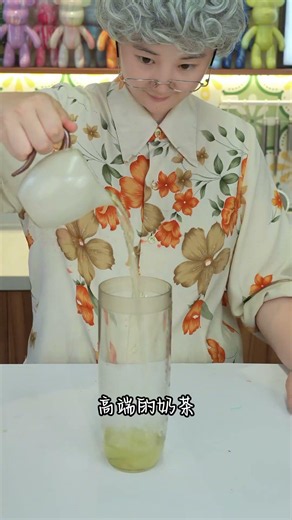 阿婆挑战复刻最难做的奶茶。#美食 #自制奶茶 #茶百道 #茶百道真鲜奶茶