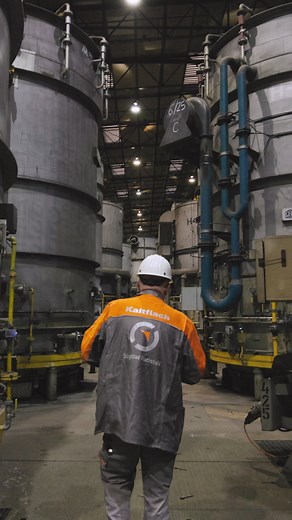 In der Haubenglüherei werden Coils bei rund 700 °C geglüht. 🔥 Warum? Damit die Festigkeit und Umformbarkeit gemäß Kundenwunsch eingestellt werden, nachdem das Material in der Tandemstraße kaltgewalzt wurde. Nach der Glüherei geht’s weiter in Dressierstraße und Eloverzinkung. Was passiert da genau? 👉 Stahl hat ein sogenanntes Gefüge, welches aus vielen, kleinen Körnern besteht, die man nur mit einem Mikroskop sehen kann. Durch die Dickenänderung beim Kaltwalzen wird das Gefüge in Fahrtrichtung 