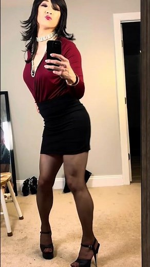 Crossdresser in sexy red bodysuit and black miniskirt 💄💕#crossdresser #crossdressing