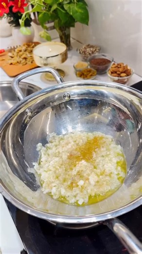 Nalini Sharma | Content Creator | Blogger | Influencer Kanpur on Instagram: "सर दर्द-कमर दर्द,घुटना दर्द,कमज़ोरी,माइग्रेन,सब दूर करें 15 दिनों में ही 🫶👌✅ aapne kabhi banaya hai aise wo bhi gluten-free ☝️ दादी की रेसिपी आप तक अब ❤️ #multiseedladdu #winterdiet #winterspecial #laddu #flaxseedladdu"