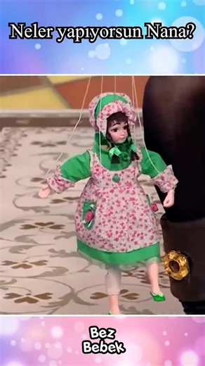 Bez Bebek on Instagram: "Bez Bebek, Focus Film imzalı, ilk bölümü 20 Eylül 2007 tarihinde yayımlanan Türk yapımı fantastik, komedi, çocuk ve dram türündeki televizyon dizisidir. Dizinin yapımcısı Nilgün Sağyaşar, yönetmeni ise Serpil Kurtça’dır. 3. sezonda Hakan karakteri değişmiş ve Tan Sağtürk’ün yerine Alpay Kemal Atalan geçmiştir. Toplam 3 sezondan oluşan dizi, 2 Nisan 2010 tarihinde yayımlanan 101. bölümü ile final yaparak sona erdi. Tekrarları ise, 1 Ağustos 2018 tarihinden itibaren a2’de 