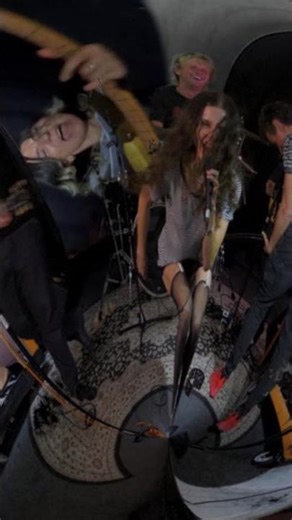 bar italia, rooster (Lyrics - Chorus)