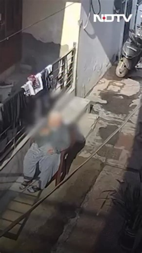 #Watch | An elderly woman was injured after being attacked by a group of monkeys in Haryana’s Bahadurgarh, triggering concern over the presence of monkeys in residential areas. The incident occurred on December 26 at around 1:45 pm. #Haryana | NDTV