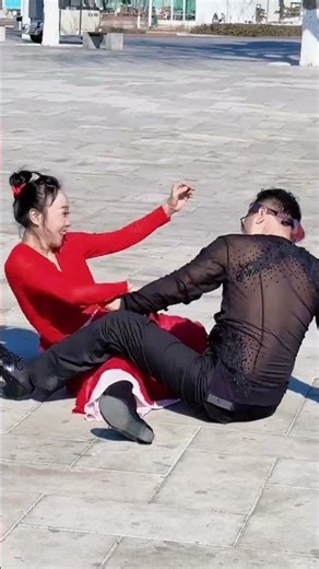 Hilarious Cat Jumps on Keyboard - A Must-Watch Comedy