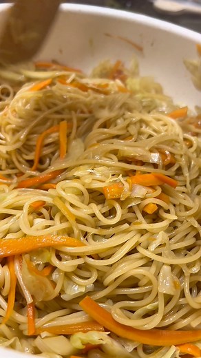 Pirított tészta Elkészítés: 1 kis darab káposzta 1-2 répa 1-2 fej hagyma szójaszósz 20 dkg spagetti (én spaghettinit használtam, ez kicsit vékonyabb) Elkészítés: A zöldségeket apróra vágjuk, majd kevés olajon megpirítjuk. Én aztán kicsi vizet is öntöttem rá és pároltam, nem szeretem ha nagyon roppanós. Ez a lépés elhagyható. Közben megfőztem a tésztát. A kifőtt tésztát a zöldségekhez adtam, jól meglocsoltam szójaszósszal (ízlés szerint) és összepirítottam. #kínai #tészta #zsuzsiakonyhaban | Néme