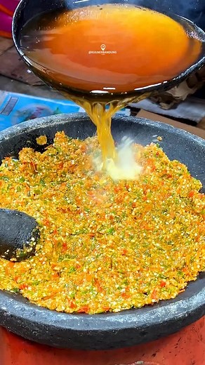 Nemu Ayam Bakar Enak gak jauh dari pintu tol Baros Cimahi!!! Seriusan ya gaes, kalian harus cobain ayam bakar yg satu ini. Jadi bumbu rempahnya tuh meresep banget, udah gitu harganya cuma 20rb termasuk nasi, 2 jenis sambal & lalapan. di save dulu yuk! _________ Ayam Bakar Pucuk Singkong @ayambakar.pucuksingkong 📍Jl. Mhs Mintarja No.441, Baros Cimahi #kulinerbandung #bandung #indonesia #kulbanayambakar #kulbanXayambakarpucuksingkong | Kuliner Bandung