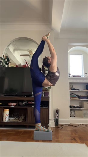 Ahhh, so exciting! My needle is my 2026 goal, and this is the best it’s ever looked. I can’t wait to keep improving 😭✨ #circus #gymnastics #contortionist #yoga #needle