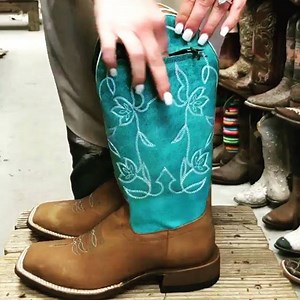 782 reactions · 310 shares | Macie Bean Turquoise Pocket Top - on the outside for all you cowgirls that need a place to put your phone when your ‘a horseback! #wheredoiputmyphone #OMGinmyboot!! https://www.texasbootcompany.com/Macie-Bean-Turquoise-Pocket-Top-Boots/HP_M9126/Product | The Texas Boot Company | Facebook