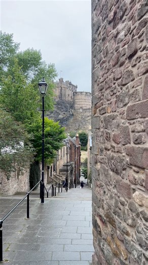 An unmissable must visit location in Edinburgh for the most amazing views of Edinburgh Castle in Scotland 🏴󠁧󠁢󠁳󠁣󠁴󠁿 #scotland #edinburgh #visitscotland #edinburghcastle #vacation #travelphotography #travelblogger #edinburghscotland #visitscotlandtours #castle #fairytale #castlesofscotland #beautifuldestinations #explore | Visit Scotland Tours