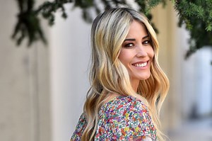 Il costume intero senza spalline di Elena Santarelli